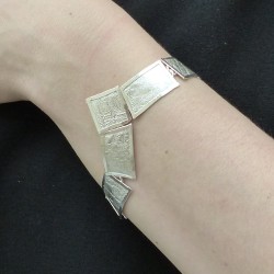 Bracelet en argent fripé forme triangulaire