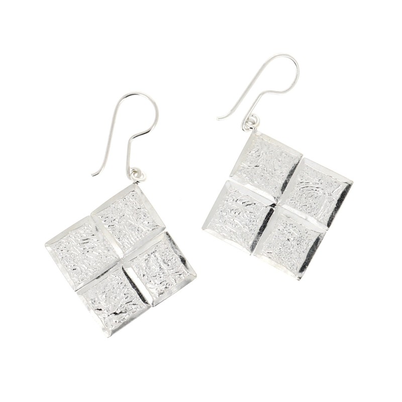 Boucles d'oreilles argent fripé losange formé de quatre carrés Boucles d'oreilles argent fripé losange formé de quatre carrés