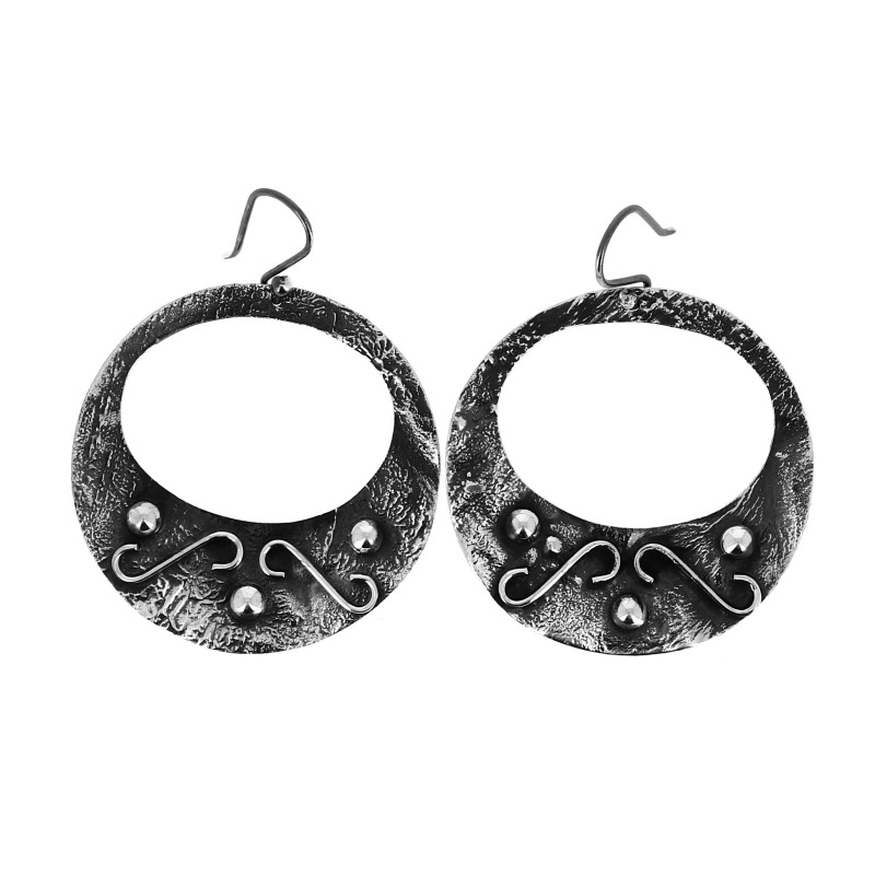 Boucles d'oreilles en argent partiellement noirci rondes et décorées Boucles d'oreilles en argent partiellement noirci rondes et décorées
