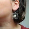 Boucles d'oreilles en argent noirci carré quadrillage et perle