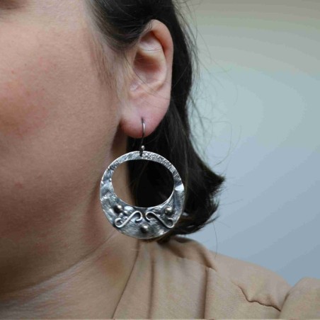 Boucles d'oreilles en argent partiellement noirci rondes et décorées